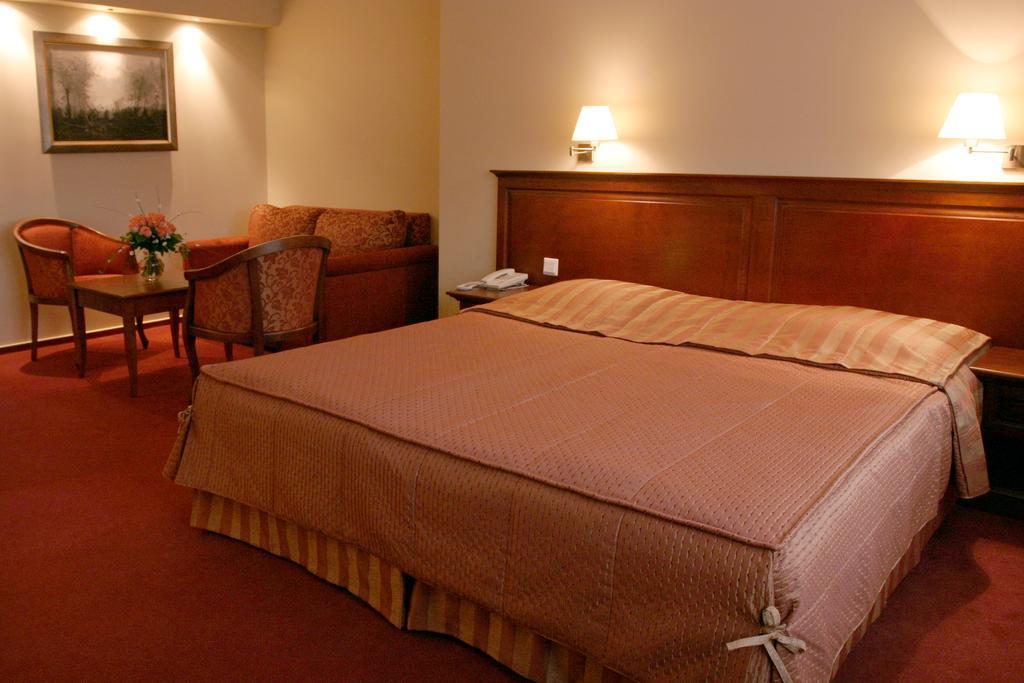 Hotel Prezydencki 3-Star Rzeszow Room photo
